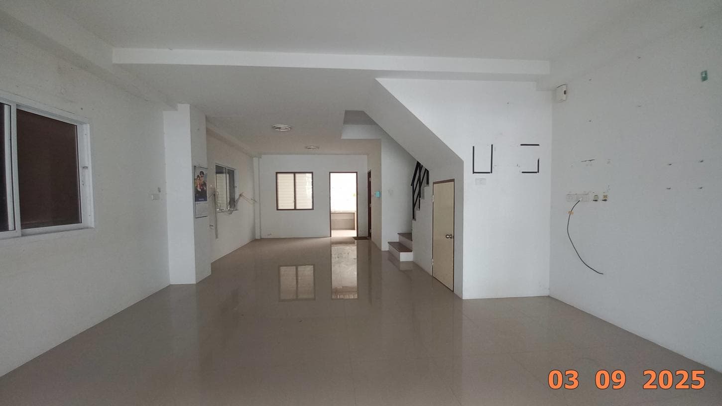 ขายทาวน์เฮ้าส์ บ้านริมสวน 1 (Baan Rim Suan 1) 3 ห้องนอน 2 ห้องน้ำ พื้นที่ใช้สอยกว้าง 154.2 ตร.ม. ทำเลดีนาป่า เมืองชลบุรี ใกล้อมตะนคร