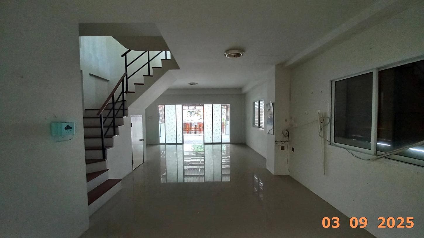 ขายทาวน์เฮ้าส์ บ้านริมสวน 1 (Baan Rim Suan 1) 3 ห้องนอน 2 ห้องน้ำ พื้นที่ใช้สอยกว้าง 154.2 ตร.ม. ทำเลดีนาป่า เมืองชลบุรี ใกล้อมตะนคร