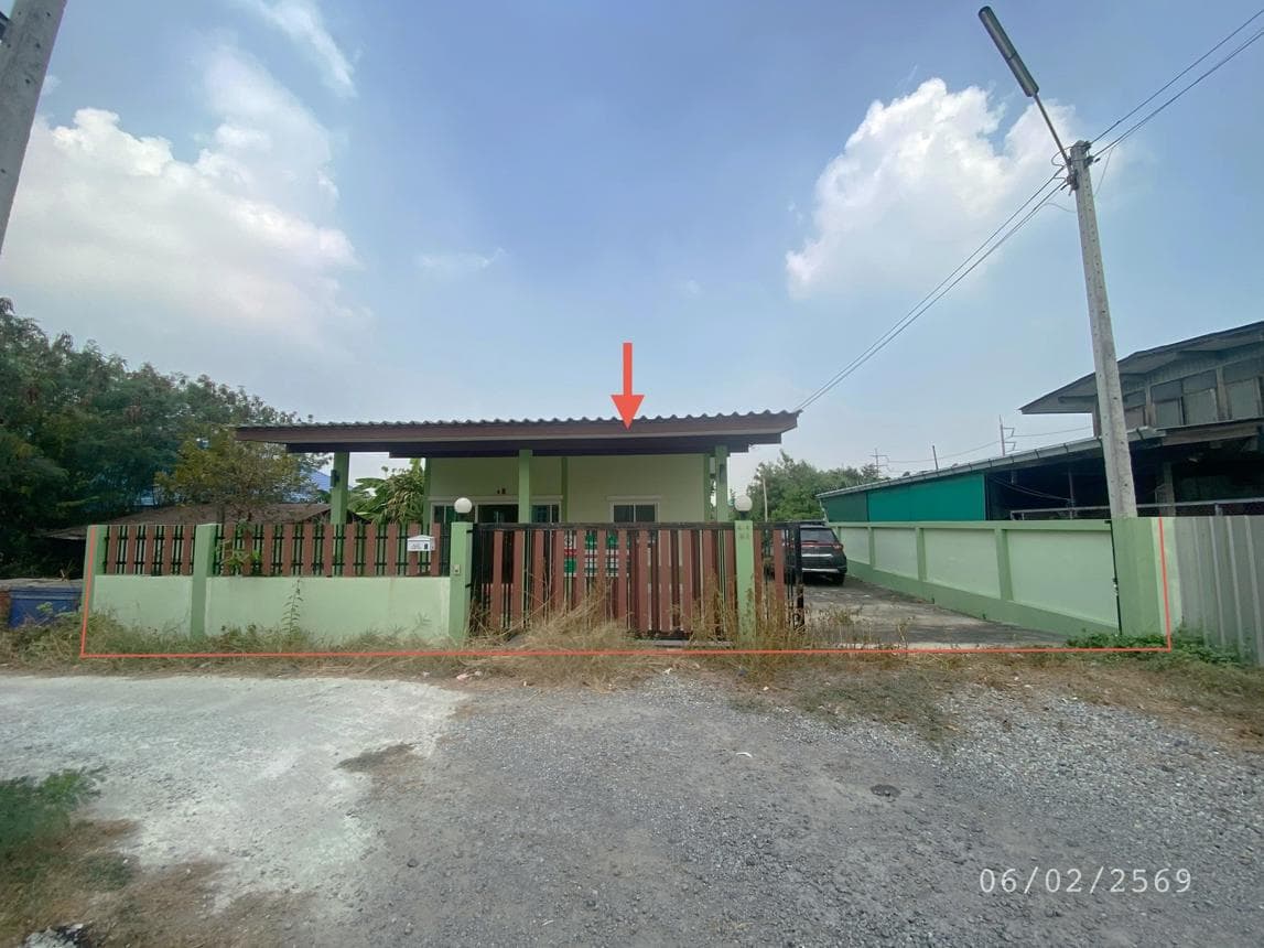 บ้านเดี่ยว หนองตำลึง พานทอง ชลบุรี 2 ห้องนอน 2 ห้องน้ำ พื้นที่ 98 ตร.ม. บนที่ดินกว้างขวาง 71 ตร.ว. ทำเลดีเดินทางสะดวกใกล้แหล่งงาน ราคาพิเศษ 2.62 ล้าน