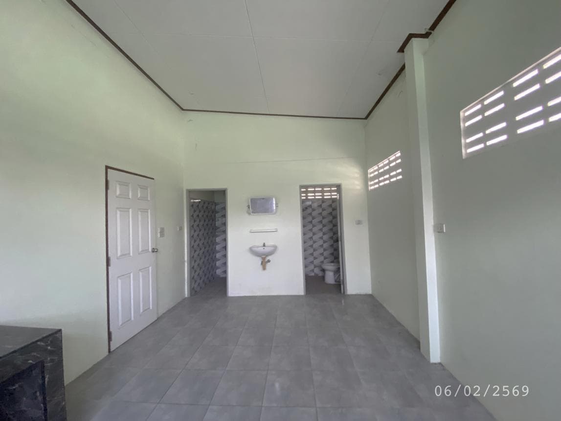 บ้านเดี่ยว หนองตำลึง พานทอง ชลบุรี 2 ห้องนอน 2 ห้องน้ำ พื้นที่ 98 ตร.ม. บนที่ดินกว้างขวาง 71 ตร.ว. ทำเลดีเดินทางสะดวกใกล้แหล่งงาน ราคาพิเศษ 2.62 ล้าน