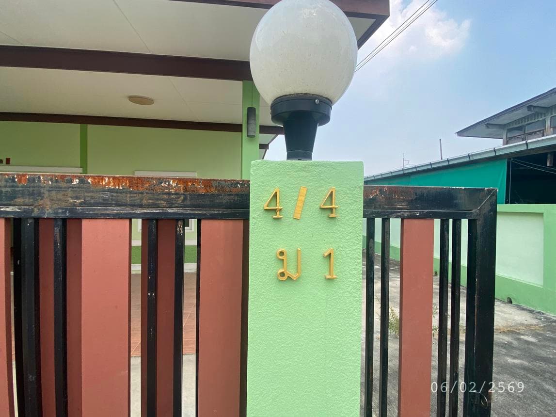 บ้านเดี่ยว หนองตำลึง พานทอง ชลบุรี 2 ห้องนอน 2 ห้องน้ำ พื้นที่ 98 ตร.ม. บนที่ดินกว้างขวาง 71 ตร.ว. ทำเลดีเดินทางสะดวกใกล้แหล่งงาน ราคาพิเศษ 2.62 ล้าน