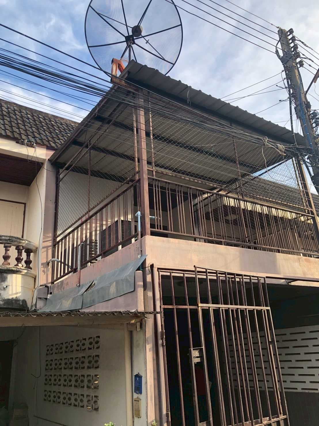 ทาวน์เฮาส์ 2 ชั้น ต่อเติมชั้น 2 สามารถเพิ่มเป็นห้องพักได้อีก 1 ห้อง อยู่ห่างจากถนน1604 300ม. อยู่ใกล้สถานที่สำคัญหลายเเห่ง
