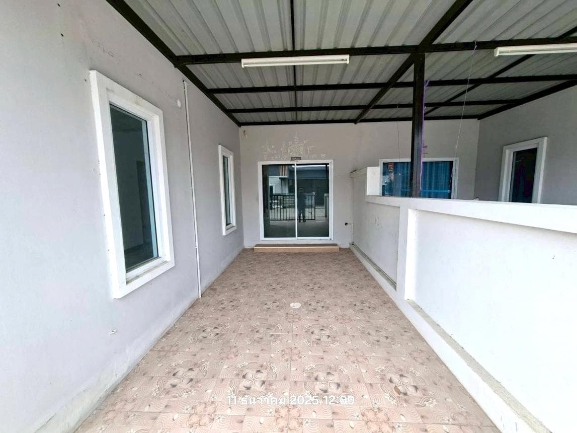 ทาวน์เฮ้าส์ อิสเทิร์นแลนด์ซิตี้ 10 แม่น้ำคู้ ปลวกแดง ระยอง 2 ห้องนอน 1 ห้องน้ำ พื้นที่กว้าง 98 ตร.ม. บนเนื้อที่ 26.4 ตร.ว. ราคา 1.6 ล้านบาท