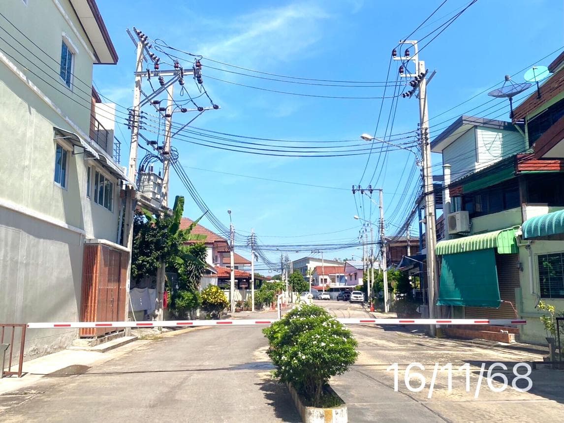 ทาวน์เฮ้าส์ บัวทองธานี 15 บางบัวทอง นนทบุรี 3 ห้องนอน 2 ห้องน้ำ 108 ตร.ม. ทำเลดี เดินทางสะดวก ใกล้รถไฟฟ้าและห้างสรรพสินค้า