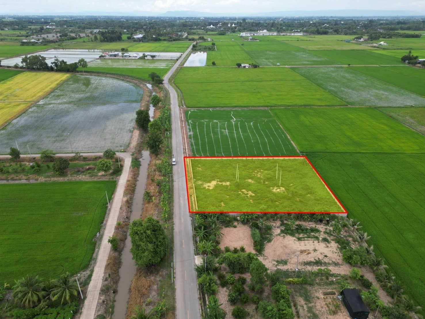 ที่ดินถมแล้ว น้ำไฟเข้าพร้อม มี 6 แปลง สามารถสร้างบ้านได้ 6หลัง ทำเลดี ใกล้มน.