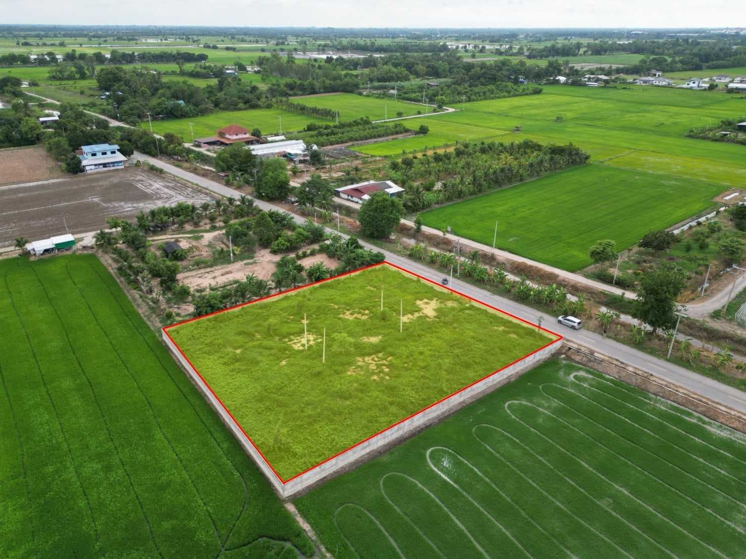 ที่ดินถมแล้ว น้ำไฟเข้าพร้อม มี 6 แปลง สามารถสร้างบ้านได้ 6หลัง ทำเลดี ใกล้มน.