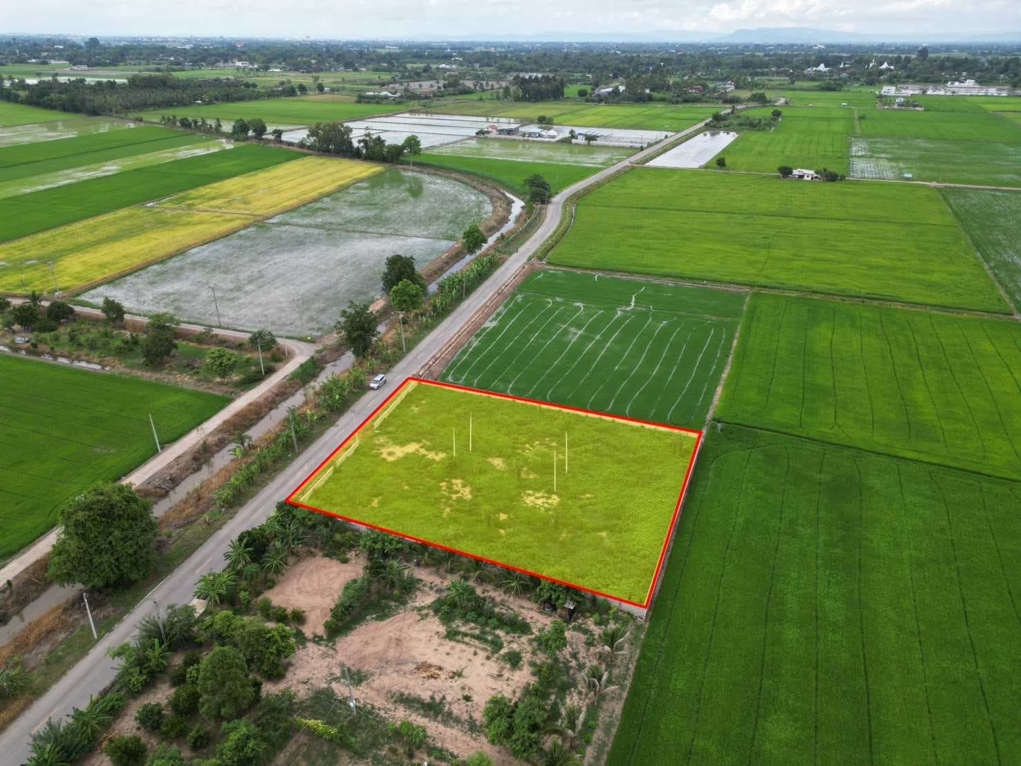 ที่ดินถมแล้ว น้ำไฟเข้าพร้อม มี 6 แปลง สามารถสร้างบ้านได้ 6หลัง ทำเลดี ใกล้มน.