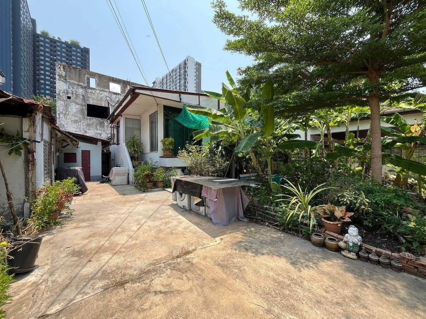 ขายที่ดินพร้อมบ้านเก่า ซอยรัตนาธิเบศร์ 11 แยก 2 ใกล้รถไฟฟ้า MRT บางกระสอ 70 ตรว.