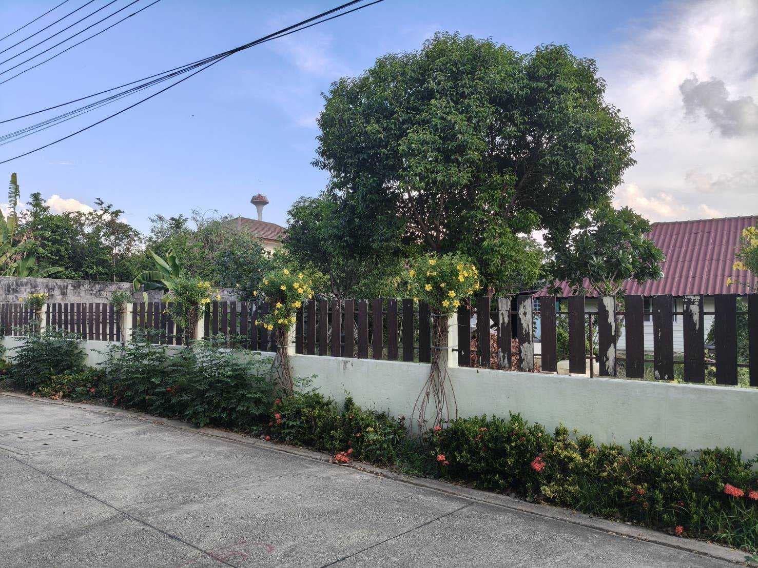 บ้านพร้อมที่ดินผืนใหญ่ ใกล้สี่แยกวุ่นวาย ทำเลเมือง บรรยากาศส่วนตัว