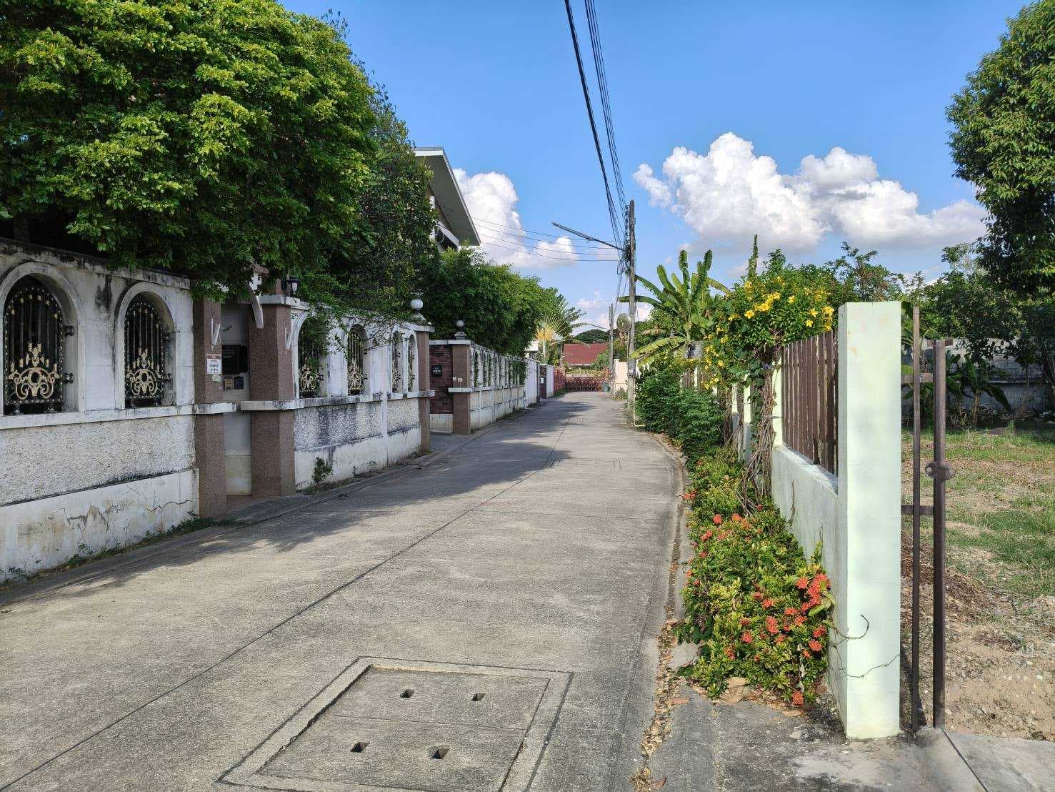 บ้านพร้อมที่ดินผืนใหญ่ ใกล้สี่แยกวุ่นวาย ทำเลเมือง บรรยากาศส่วนตัว