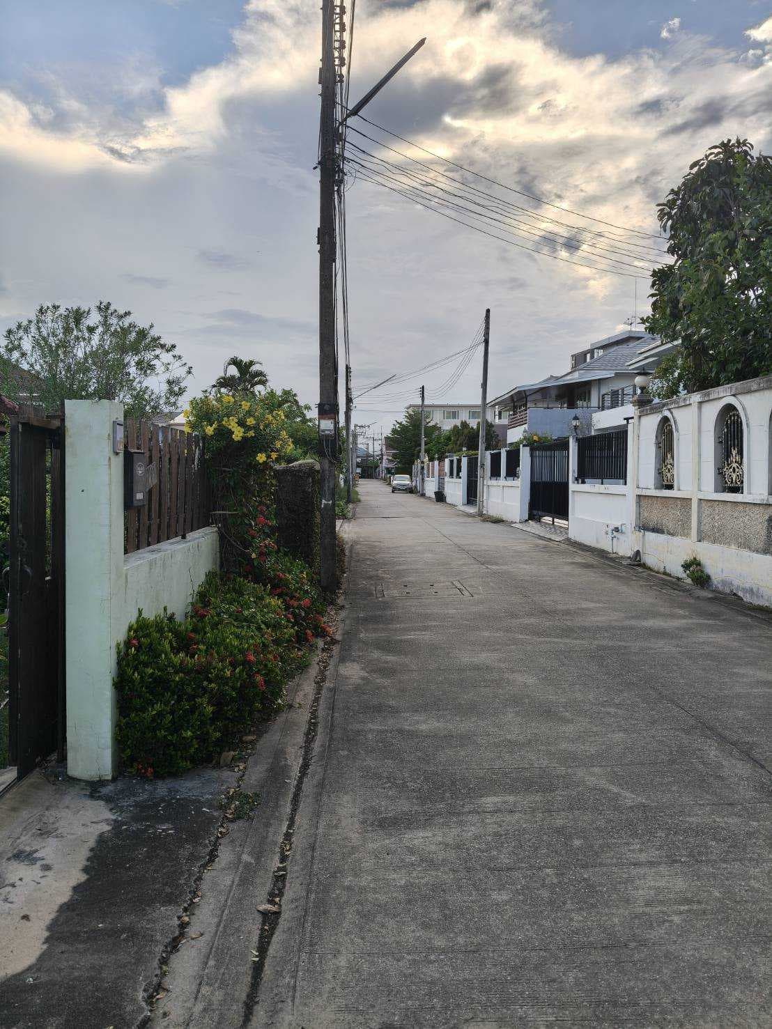 บ้านพร้อมที่ดินผืนใหญ่ ใกล้สี่แยกวุ่นวาย ทำเลเมือง บรรยากาศส่วนตัว