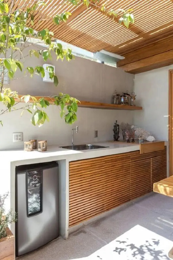 ห้องครัวเล็ก ๆ หลังบ้าน แบบระแนงไม้
