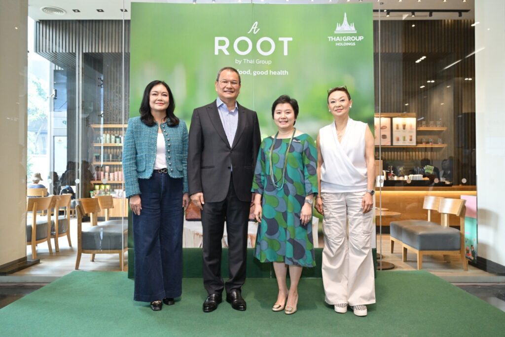 ถ่ายภาพร่วมกัน กับการเปิด A Root By Thai Group