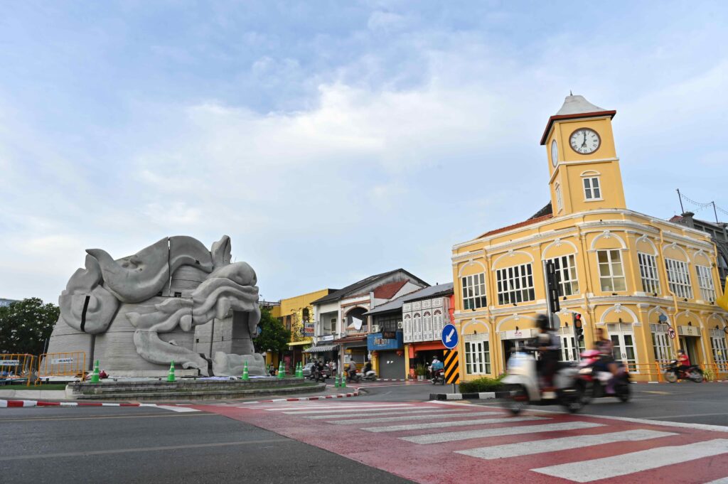 002) ประติมากรรมหนุมานนิมิตกาย สี่แยกธนาคารชาร์เตอร์ด