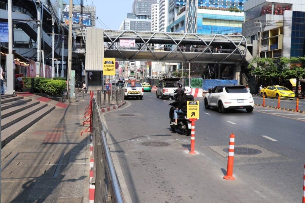 กทม. นำร่องติดตั้งเสากั้นหน้าแพลตตินัม ประตูน้ำ ลดปัญหารถรับจ้างจอดแช่-แก้ปัญหาการจราจรติดขัด