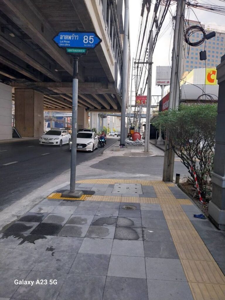 กทม. กำชับ กฟน. เข้มมาตรฐานความปลอดภัย ปรับปรุงทางเท้าลาดพร้าว 85