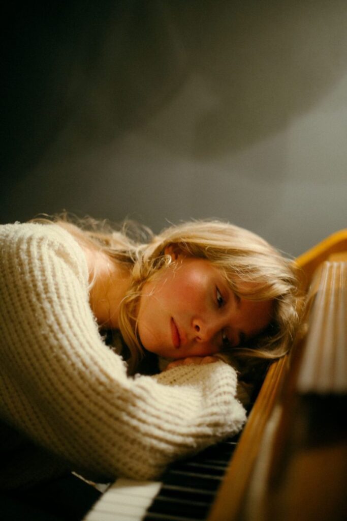 Sydney Rose ศิลปินสาววัย 20 ปี ถ่ายทอดความเหงาผ่าน “We Hug Now” เพลงอินดี้ป็อปนุ่มๆ โดนใจวัยรุ่น Gen Z