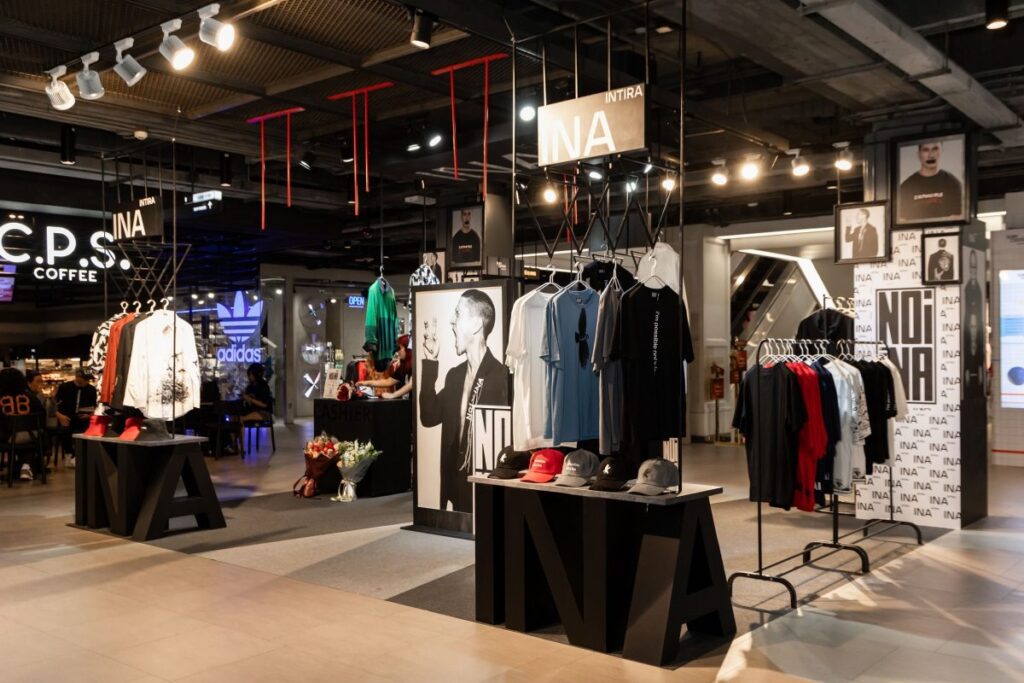 สยามเซ็นเตอร์ ชวนทุกคนค้นหาตัวตนที่แตกต่างผ่านคอลเลกชั่นเซ็ตพิเศษ NOI x INA ผลงานสร้างสรรค์จากดีไซเนอร์ไอคอนิกของไทยร่วมกับศิลปินระดับตำนาน