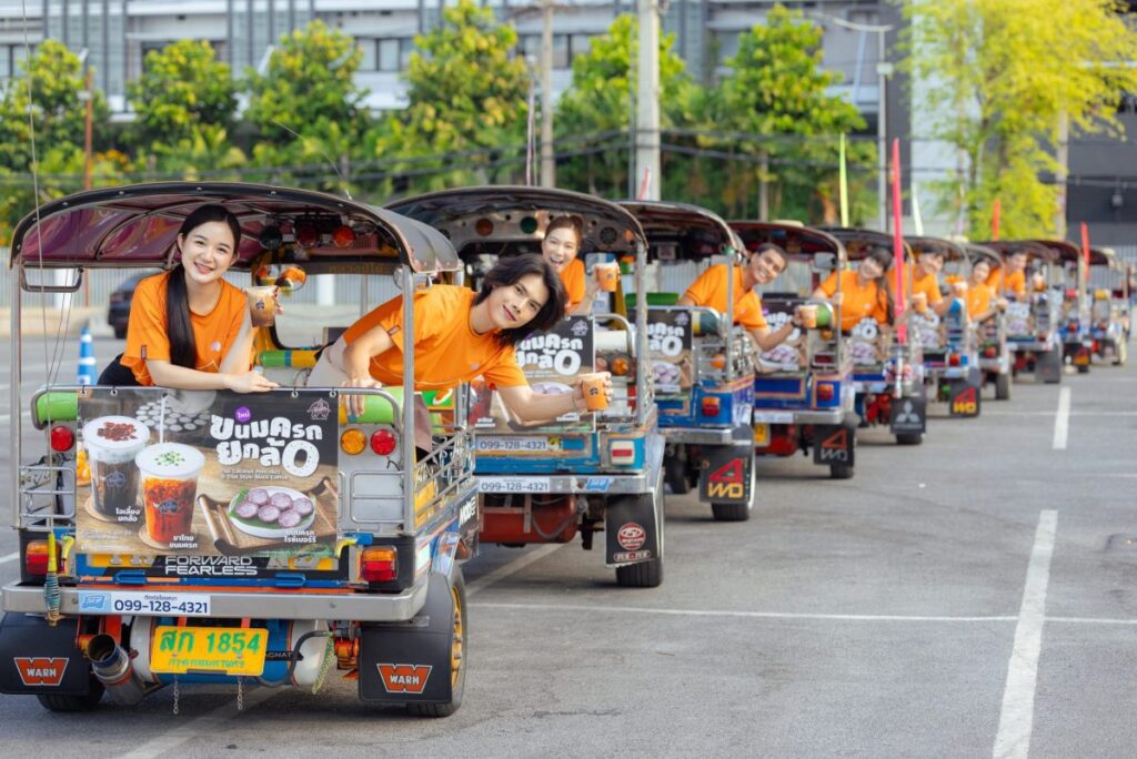“พันธุ์ไทยอะไรก็เป็นไปได้” ยกขบวนรถตุ๊กตุ๊ก โปรโมท “ขนมครกยกล้อ” ทั่วกรุง พร้อมการันตีความอร่อยจากเจ้าของร้านย่านดัง