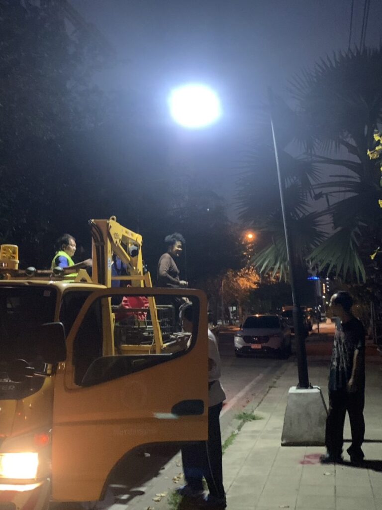 เขตหลักสี่เร่งซ่อมไฟฟ้าชำรุด-ติดโซลาเซลล์ในซอยแจ้งวัฒนะ 5 เพิ่มความปลอดภัยให้ประชาชน