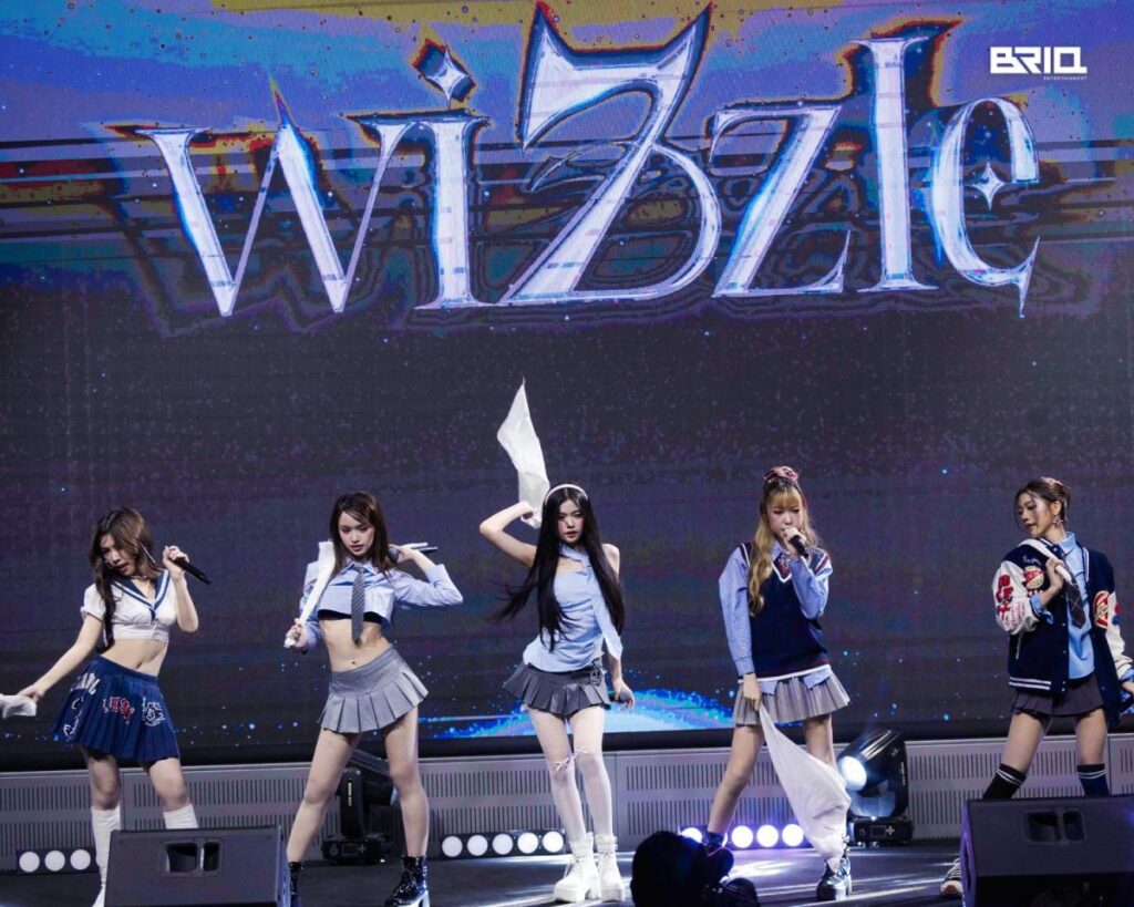 ร่ายมนต์มาครบขวบปี ห้าแม่มดสาว ‘Wizzle’ เสิร์ฟฟินครบรส รวมความอบอุ่น เสียงหัวเราะ และหยดน้ำตาไว้ในงาน ‘Wizzle 1st Anniversary Fan Meeting’