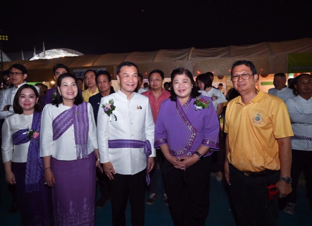 อว.นำการบินโดรนแปรอักษรเฉลิมพระเกียรติ ร่วมงานวันสถาปนาจังหวัดบึงกาฬ ครบรอบ 14 ปี ส่งเสริมการท่องเที่ยวในพื้นที่อย่างตระการตา มีประชาชนหลายหมื่นคนร่วมชมการแสดง