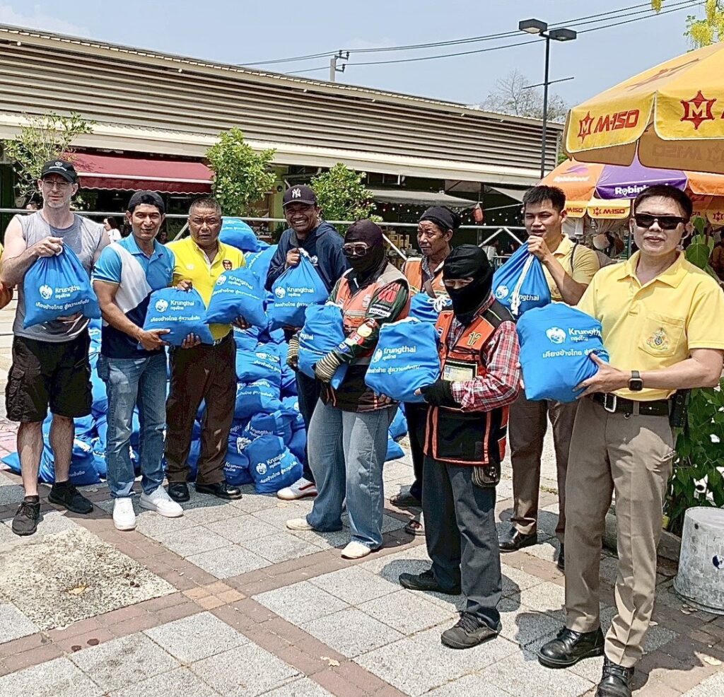 กรุงไทยลงพื้นที่เขตจตุจักร มอบเครื่องอุปโภคบริโภค ช่วยเหลือผู้ประสบภัยจากเหตุการณ์แผ่นดินไหว
