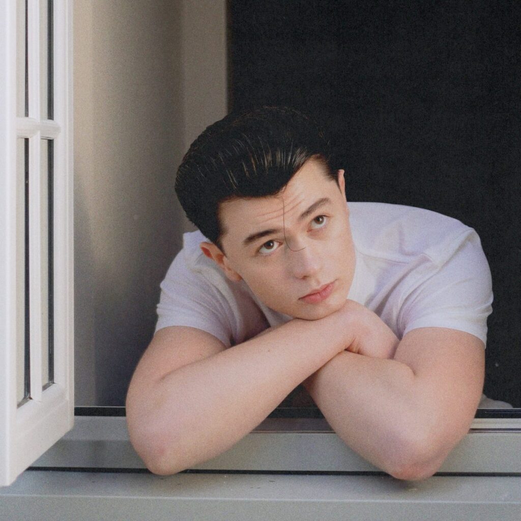 Elliot James Reay ชวนฝันหวานไปกับเพลงใหม่สุดละมุน “Daydreaming” ตอกย้ำตำแหน่งศิลปินรุ่นใหม่หัวใจเรโทรอยู่หมัด