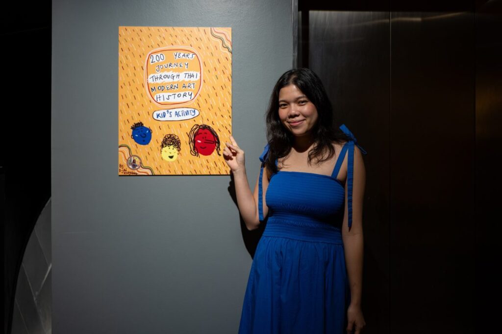 Kids in Museum Pier ‘ดีใจ โกสิยพงษ์’ ปลุกพลังสร้างสรรค์ด้วยแคปชั่นสุดคิวท์ เติมสีสันให้ ‘ท่าพิพิธภัณฑ์’ เป็นพื้นที่แห่งจินตนาการของศิลปินตัวน้อย!