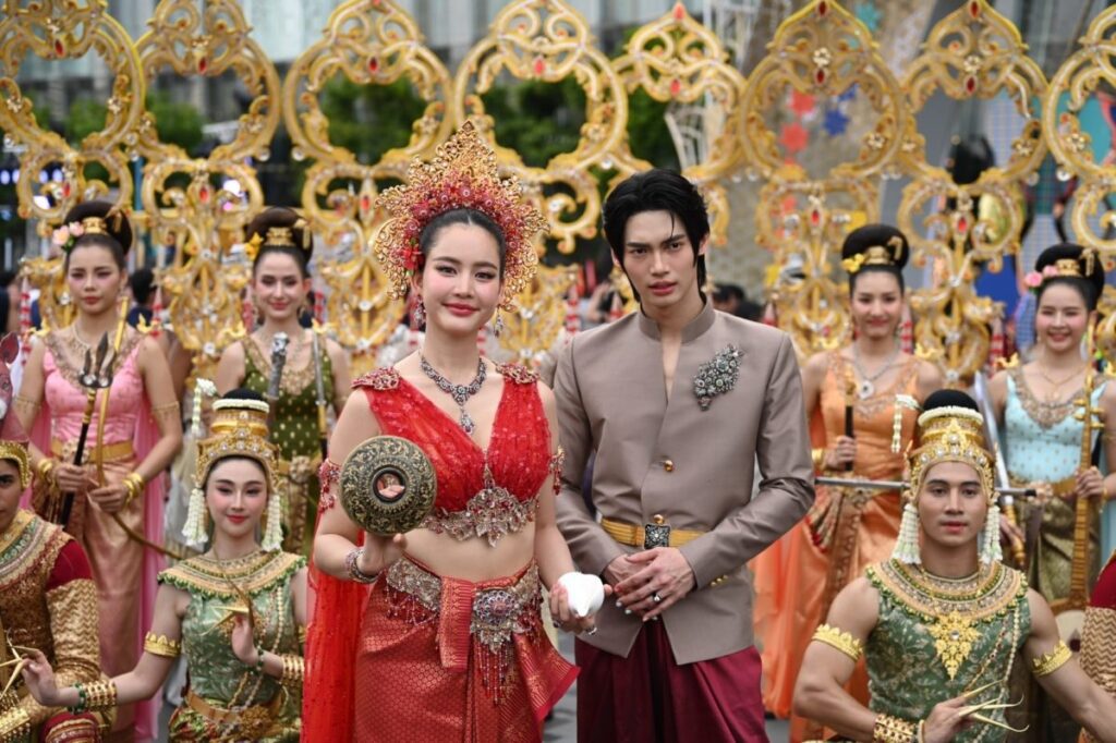 “โบว์-วิน” สาดออร่าคู่! เนรมิตสงกรานต์ไอคอนสยามสุดอลังการ ในลุคนางสงกรานต์-เทพบุตรสุดปัง! พิธีเปิดงาน ICONSIAM THAICONIC SONGKRAN CELEBRATION 2025 อย่างยิ่งใหญ่