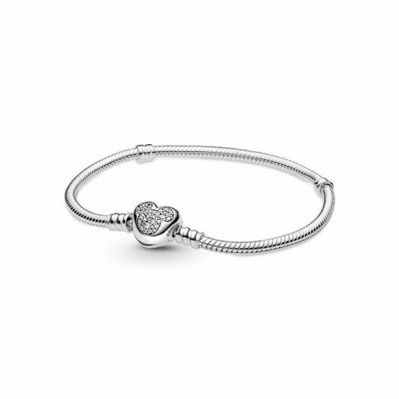 สร้อยข้อมือ Pandora รุ่น Silver Moments Silver Bracelet With Heart Clasp