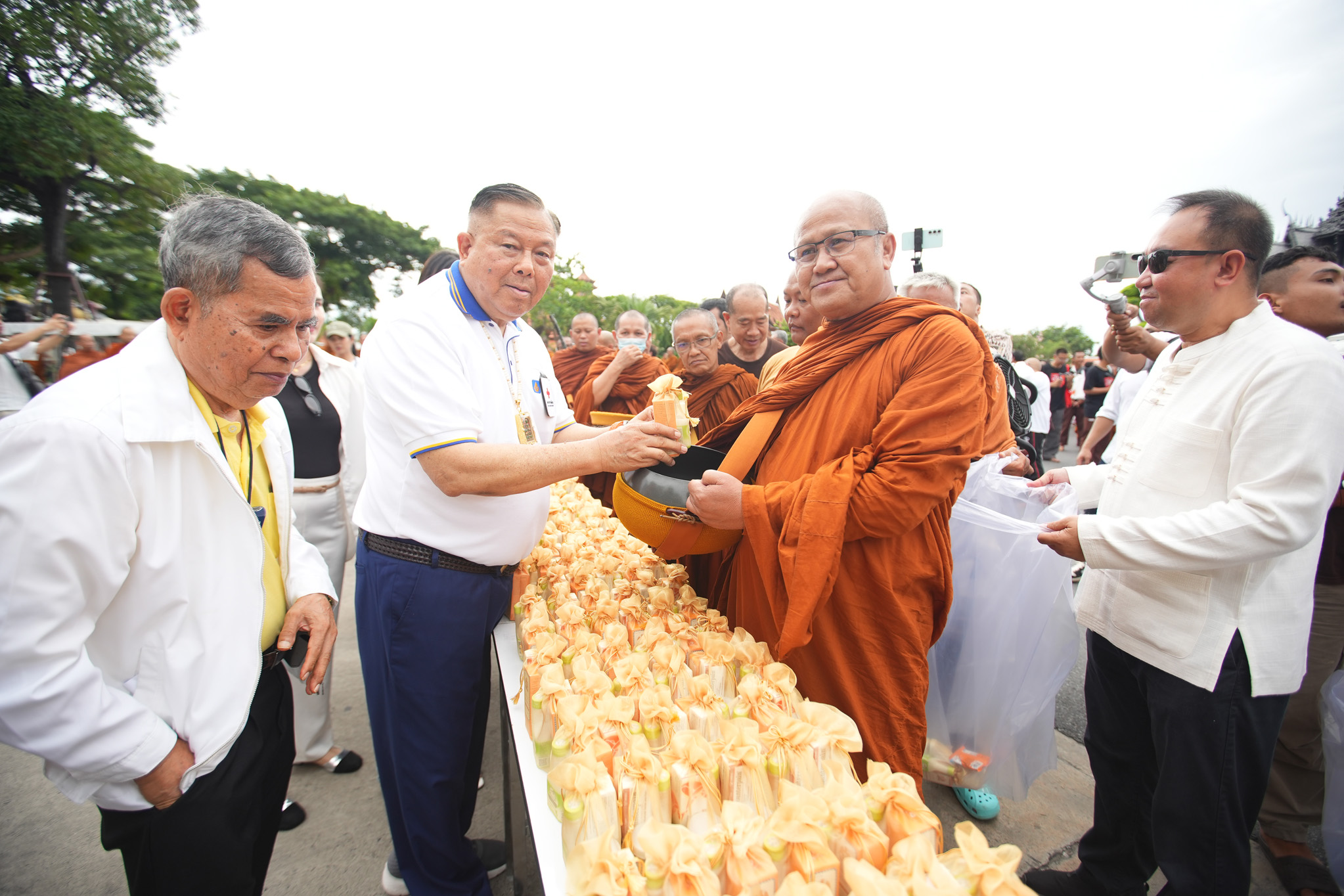 วิริยะประกันภัย สนับสนุนรถประกอบอาหารเพื่อนพึ่ง (ภาฯ) เพื่อช่วยเหลือผู้ประสบภัย น้อมถวายเป็นพระราชกุศล ร.10