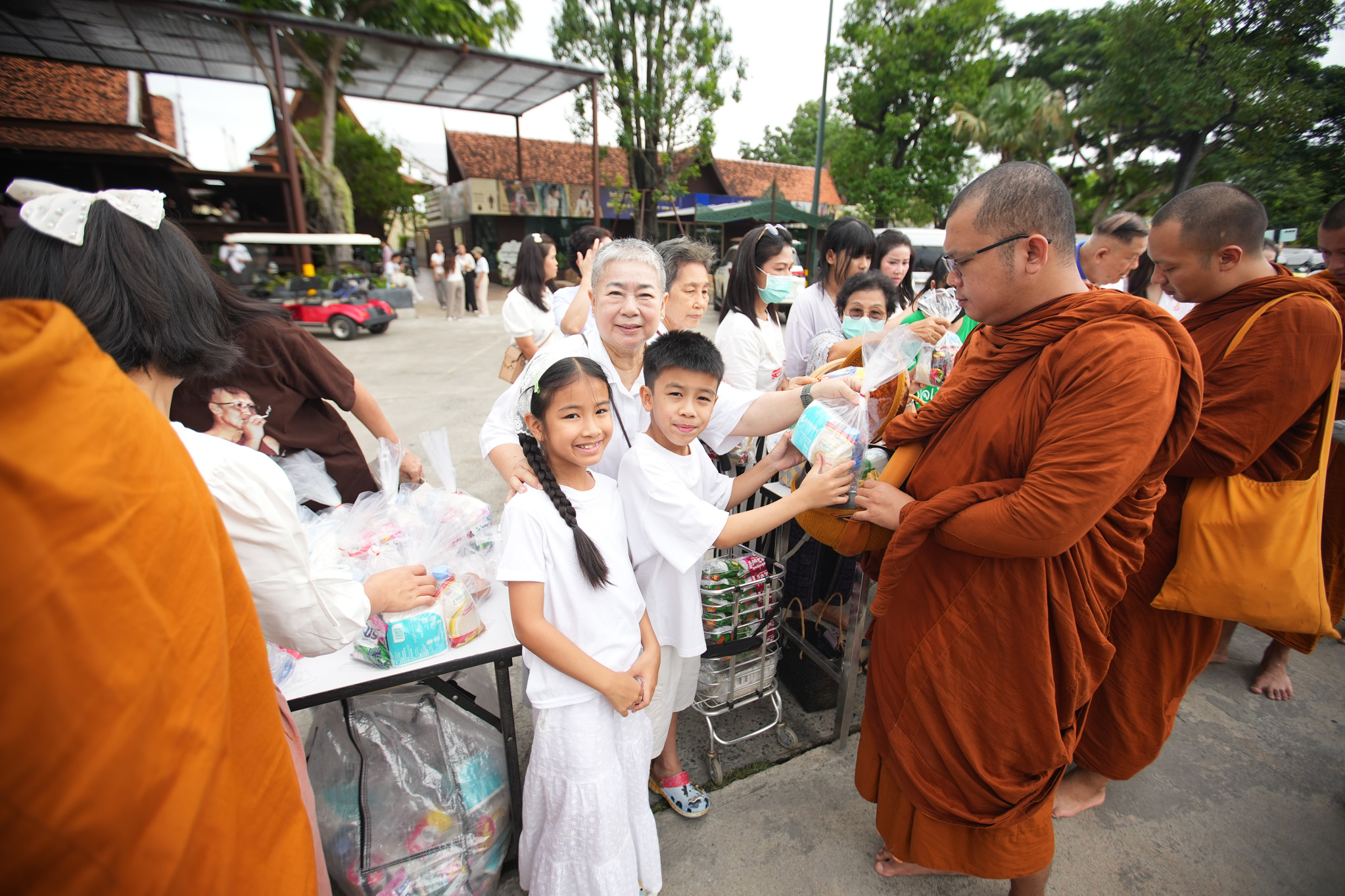 วิริยะประกันภัย สนับสนุนรถประกอบอาหารเพื่อนพึ่ง (ภาฯ) เพื่อช่วยเหลือผู้ประสบภัย น้อมถวายเป็นพระราชกุศล ร.10