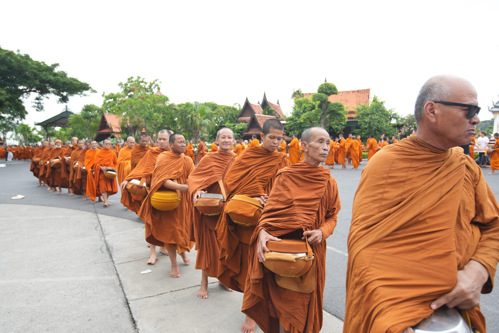 วิริยะประกันภัย สนับสนุนรถประกอบอาหารเพื่อนพึ่ง (ภาฯ) เพื่อช่วยเหลือผู้ประสบภัย น้อมถวายเป็นพระราชกุศล ร.10