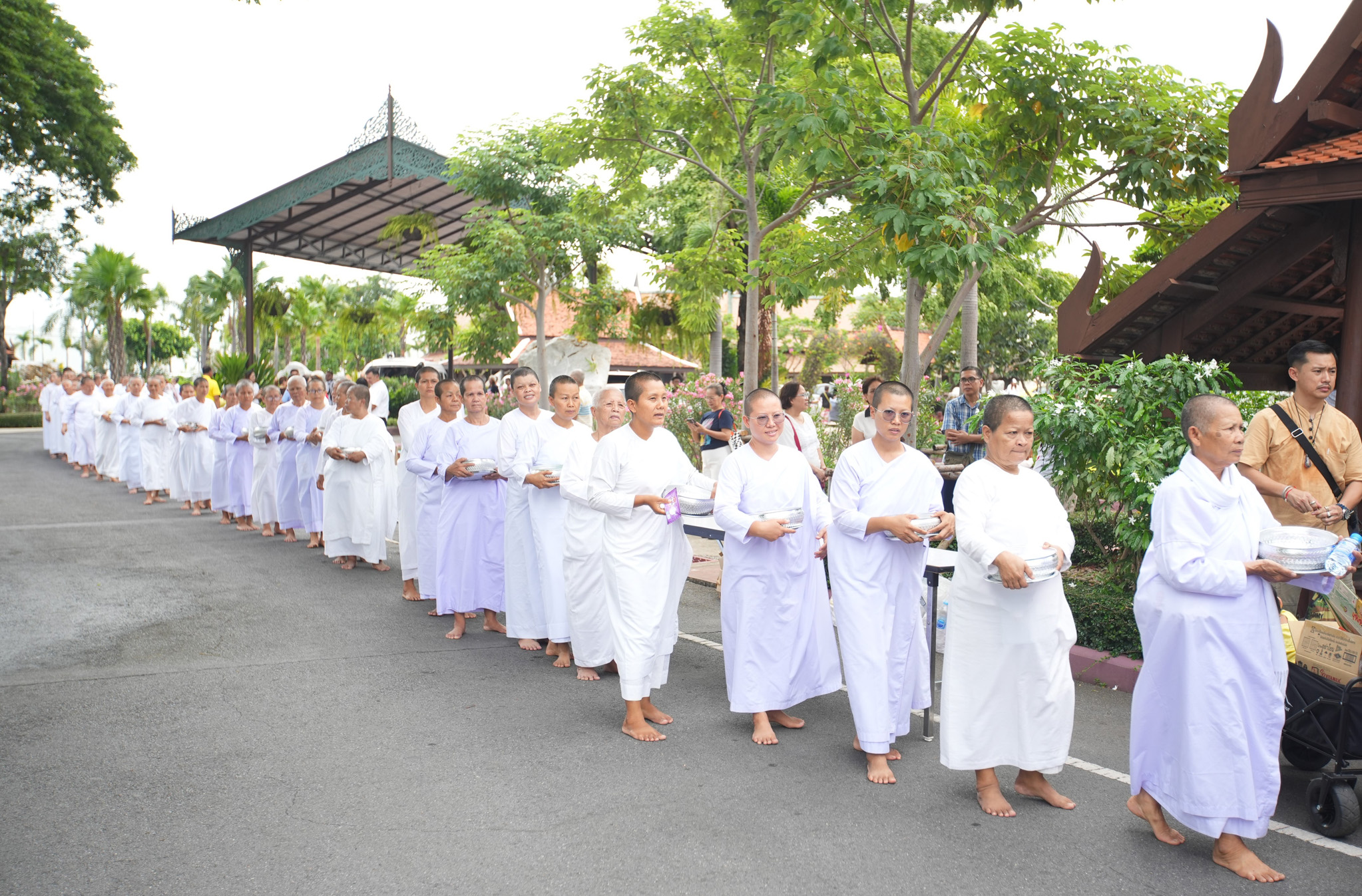 วิริยะประกันภัย สนับสนุนรถประกอบอาหารเพื่อนพึ่ง (ภาฯ) เพื่อช่วยเหลือผู้ประสบภัย น้อมถวายเป็นพระราชกุศล ร.10