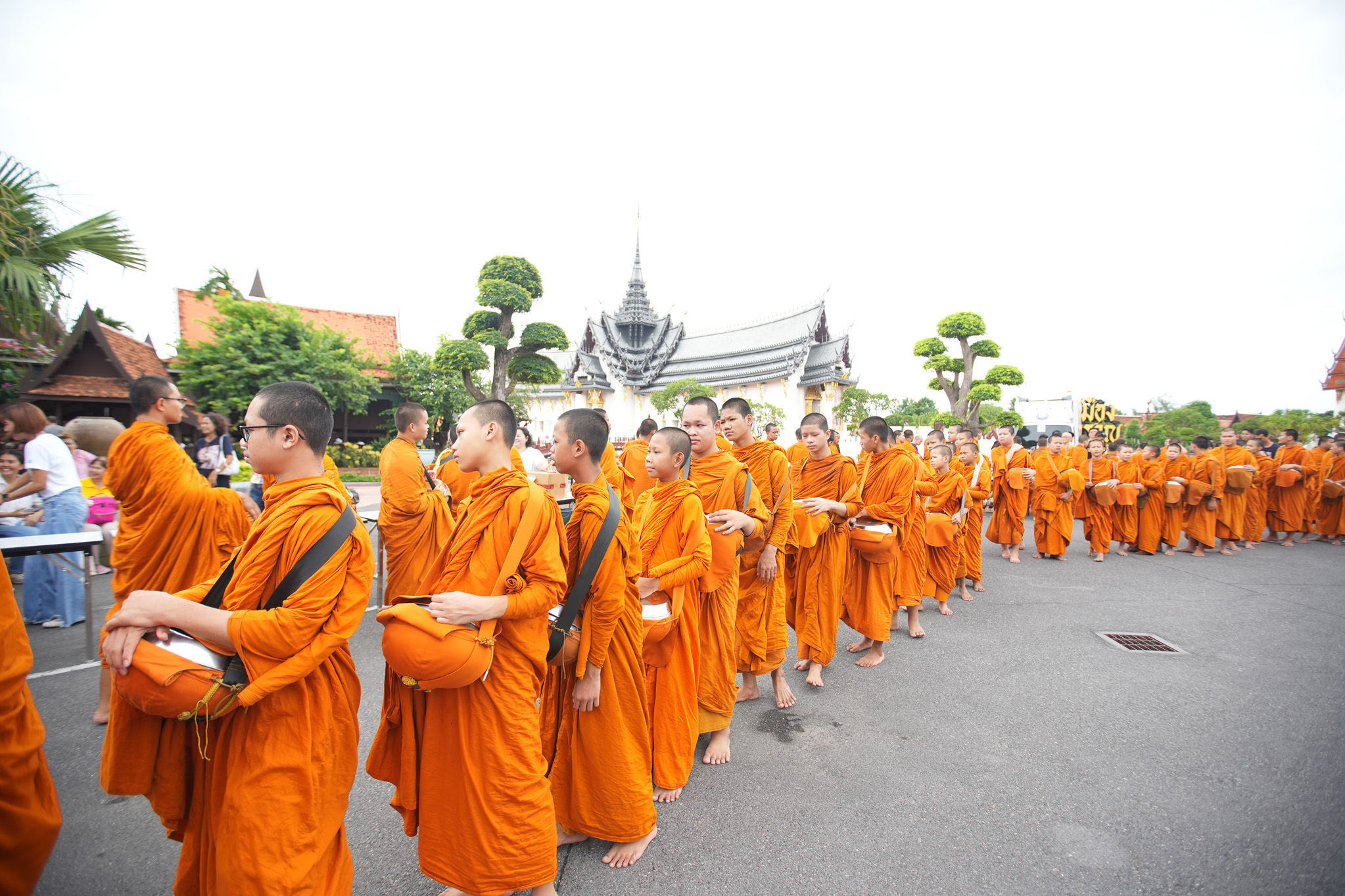 วิริยะประกันภัย สนับสนุนรถประกอบอาหารเพื่อนพึ่ง (ภาฯ) เพื่อช่วยเหลือผู้ประสบภัย น้อมถวายเป็นพระราชกุศล ร.10