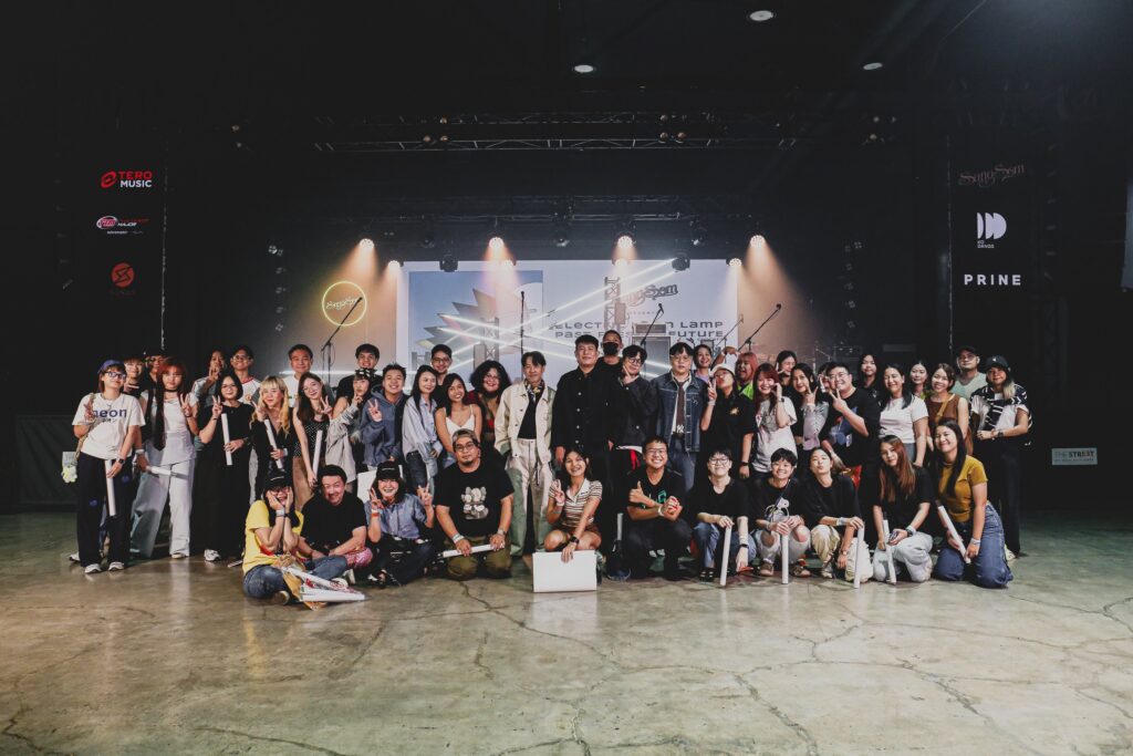 “electric Neon Lamp” เปิดคอนเสิร์ตใหญ่ จัดเต็มเพลย์ลิสสุดมันส์!! ชาวณีอรไม่มีหวั่น..ฝ่าฝนแห่เชียร์แน่นฮอลล์!!