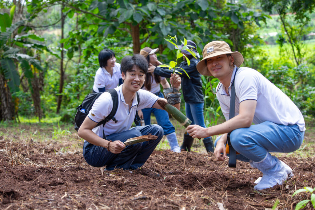 Bam ร่วมกับ เฮช ฟรี และชาวบ้านห้วยตอง จ.เชียงใหม่ ร่วมปลูกป่าเพื่อสร้างอาชีพไร้ควันที่ยั่งยืน