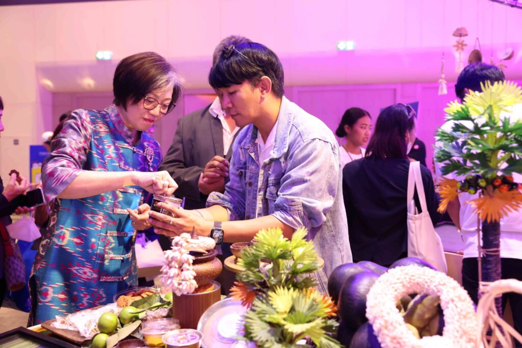 โครงการอวดเมือง The Pitching 2568 เฟ้นหาเทศกาลที่เป็นเครื่องจักรเศรษฐกิจทางวัฒนธรรมของจังหวัด เครื่องมือพัฒนาเมืองให้น่าลงทุน น่าอยู่ น่าเที่ยว ร่วมชมอวดเมืองพาวิลเลี่ยน และ City Showcase 12 จังหวัด ในงาน Splash Soft Power Forum 2025