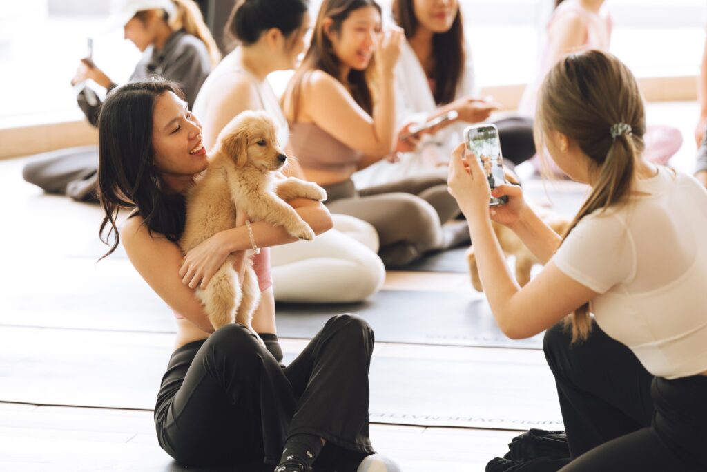 ให้หัวใจได้หยุดพัก และเติมพลังให้ร่างกาย กับ Puppy Yoga ฉลอง Social Wellness Month ที่ เดอะ ปาร์ค