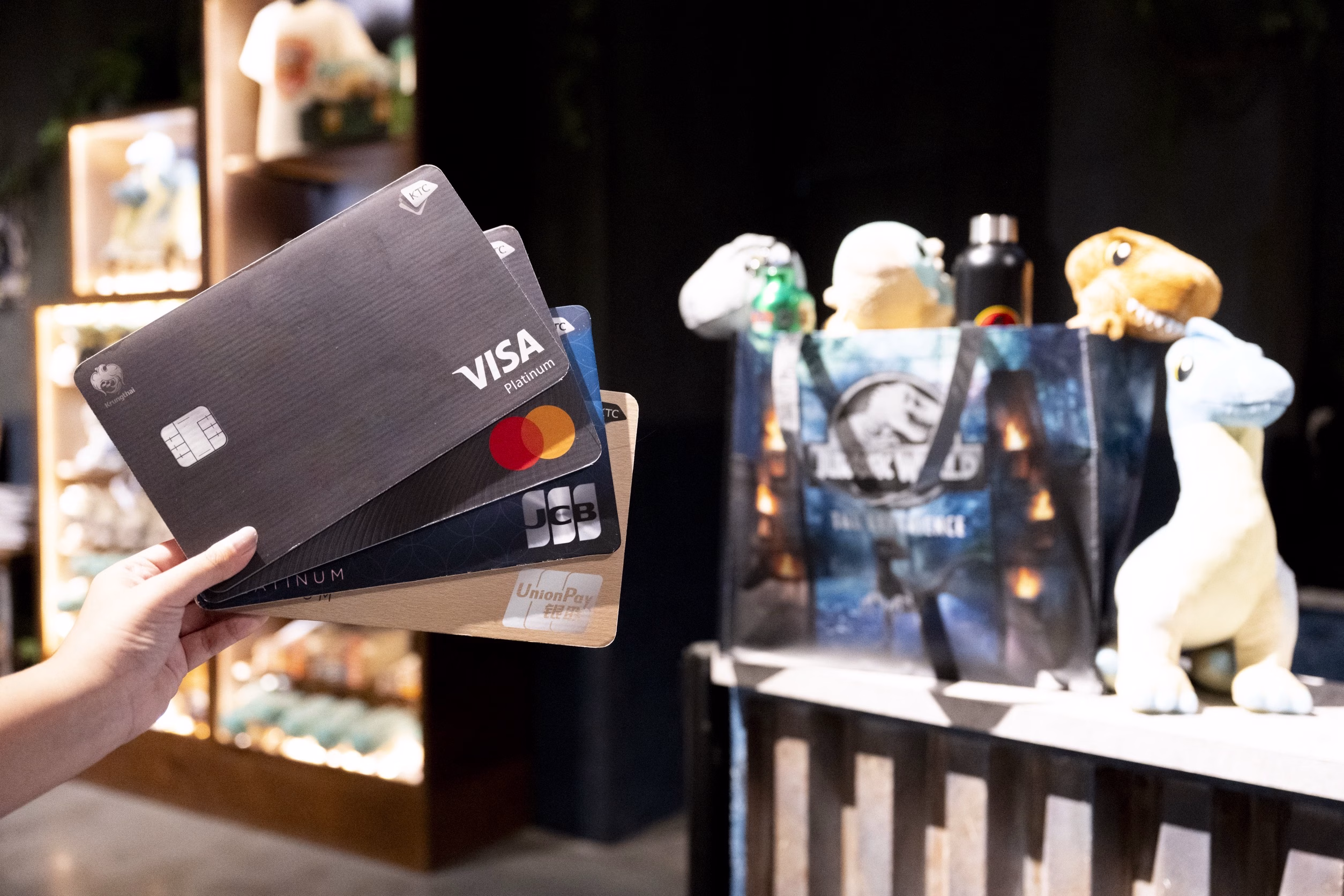 เคทีซี – Awc พาครอบครัวไทยผจญภัยจูราสสิค เวิลด์ ดันท่องเที่ยว การเรียนรู้นอกห้องเรียน