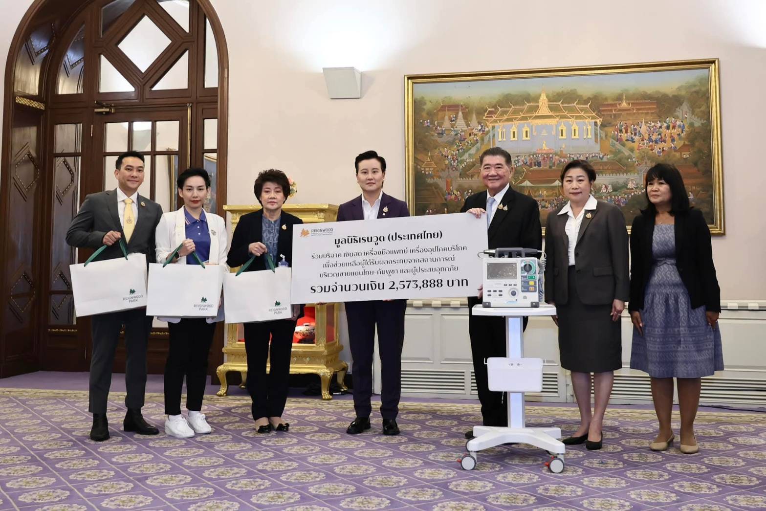 มูลนิธิเรนวูดมอบเงิน อุปกรณ์การแพทย์ เครื่องอุปโภคบริโภคกว่า 3.2 ล้านบาท ช่วยเหลือทหาร–ประชาชนชายแดน และผู้ประสบอุทกภัยในแพร่–น่าน พร้อมสนับสนุนโรงพยาบาลพื้นที่ห่างไกล