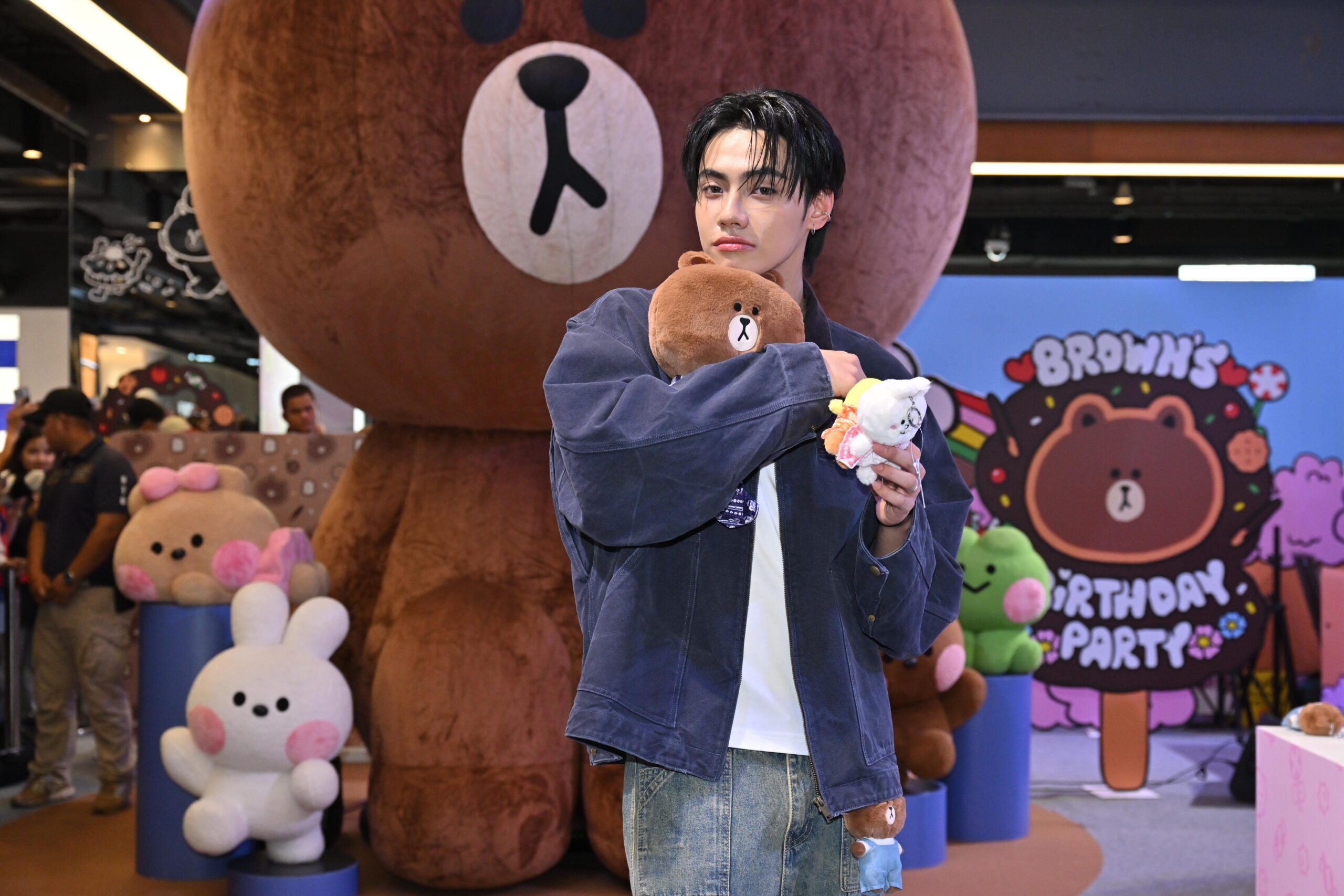 Line Friends ฉลอง “brown’s Birthday” อบอวลด้วยรอยยิ้มกลางสยาม “ภีมวสุ” ร่วมเป่าเค้กวันเกิด พร้อมเซอร์ไพรส์สุดพิเศษ