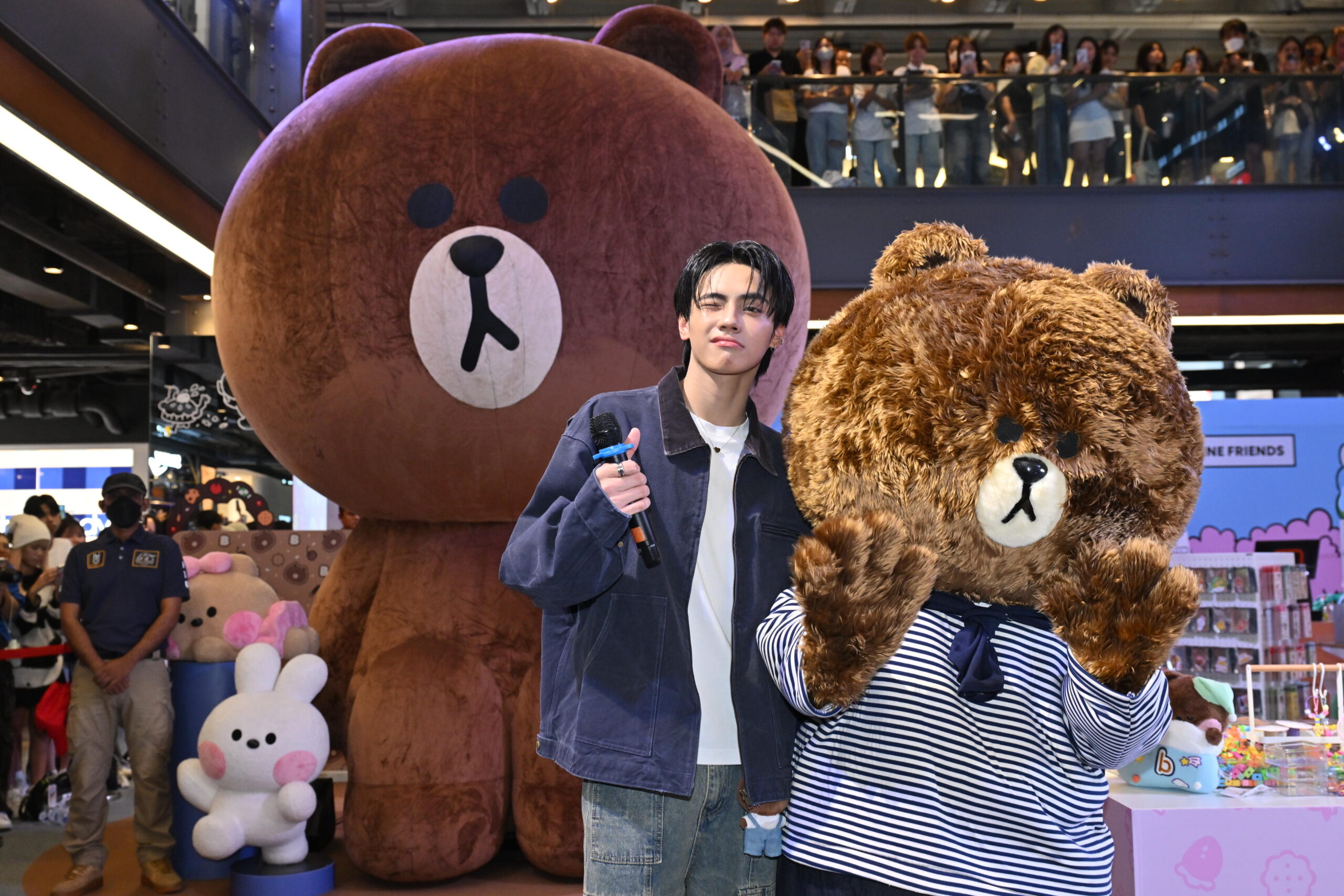 Line Friends ฉลอง “brown’s Birthday” อบอวลด้วยรอยยิ้มกลางสยาม “ภีมวสุ” ร่วมเป่าเค้กวันเกิด พร้อมเซอร์ไพรส์สุดพิเศษ