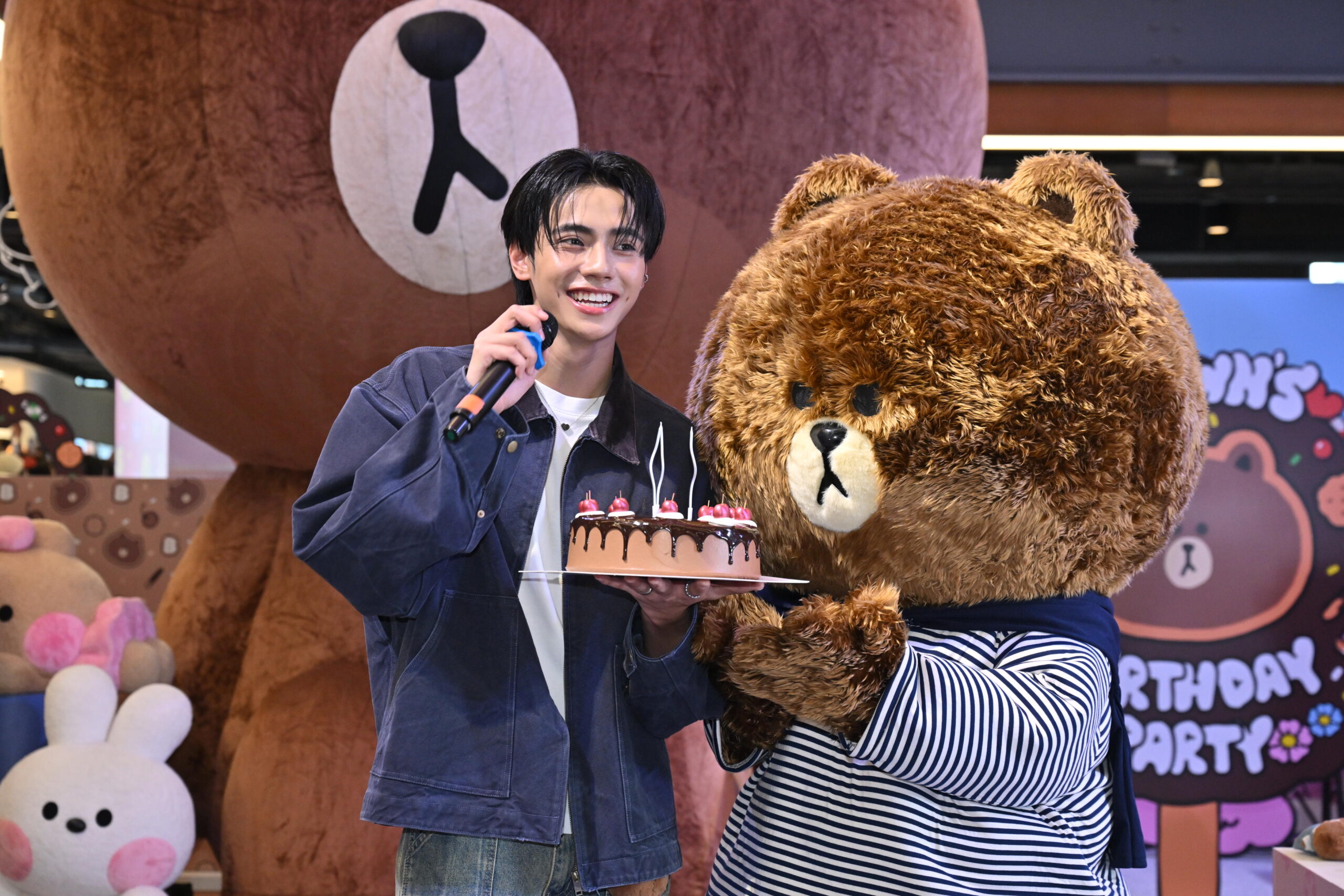 Line Friends ฉลอง “brown’s Birthday” อบอวลด้วยรอยยิ้มกลางสยาม “ภีมวสุ” ร่วมเป่าเค้กวันเกิด พร้อมเซอร์ไพรส์สุดพิเศษ