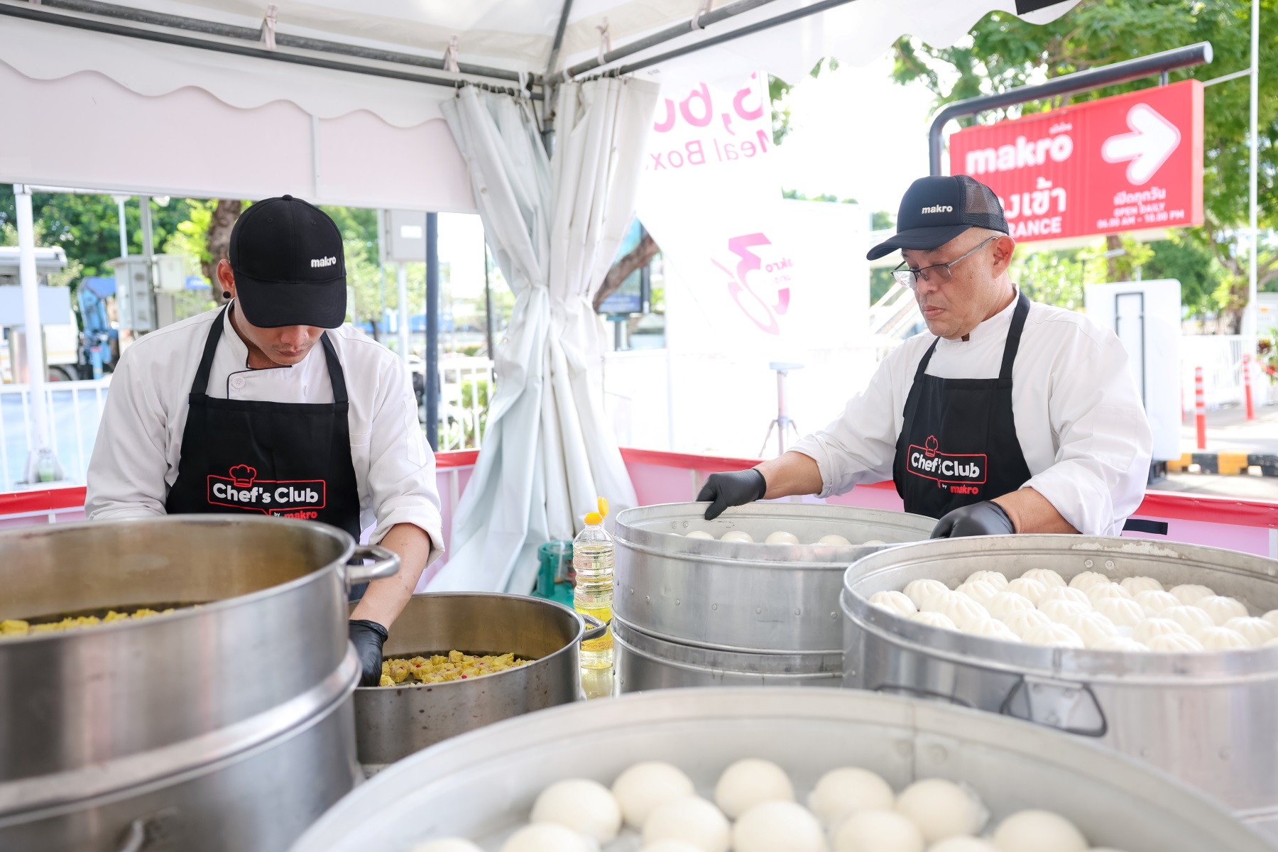 ซีพี แอ็กซ์ตร้า นำทัพเชฟดัง จัดกิจกรรม “ยืนหยัดให้คุณยิ้มได้ Chef Day’s Charity Event” ส่งมอบอาหาร 3,600 กล่อง สู่ชุมชนในเขต กทม.