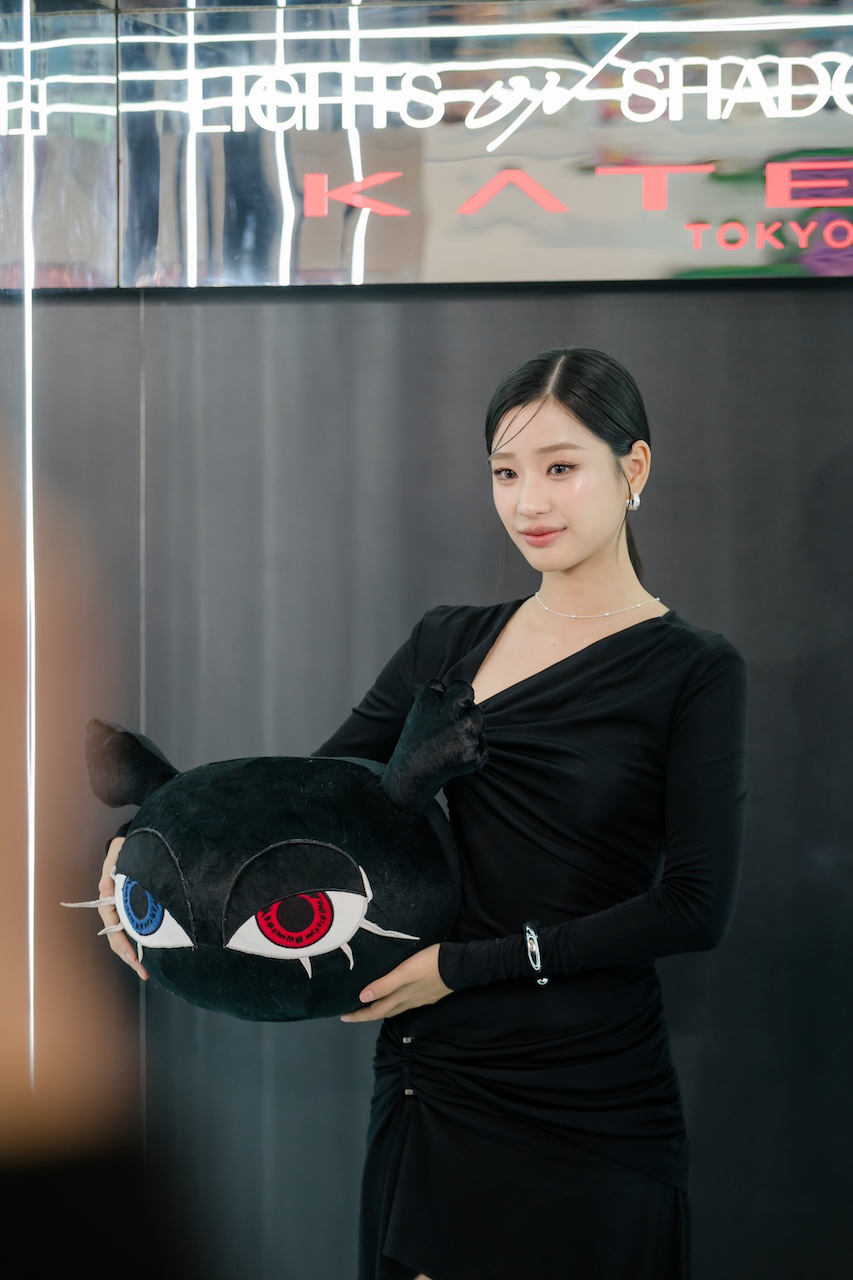 “kate ร่วมกับ Eveandboy และ เดอะมอลล์ไลฟ์สโตร์ บางกะปิ จัดงาน ‘lights On Shadow’ Event นำทีม Brand Muse ‘ตู–ต้นตะวัน’ เผยสไตล์อันเป็นเอกลักษณ์ Cool & Sharp พร้อมอินฟลูเอนเซอร์ชื่อดัง เก่ง–น้ำปิง, มาร์ค และจัมโม่ ตอกย้ำกลยุทธ์เจาะ Gen Z กับกิจกรรมเอ็กซ์คลูซีฟเพียบ!”