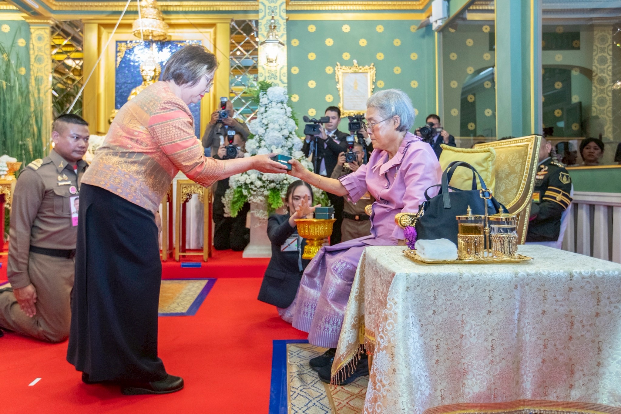 สมเด็จพระกนิษฐาธิราชเจ้า กรมสมเด็จพระเทพรัตนราชสุดาฯ สยามบรมราชกุมารี ให้ บริษัทบริหารสินทรัพย์ กรุงเทพพาณิชย์ จำกัด (มหาชน) เข้ารับพระราชทานของที่ระลึกผู้บริจาคเงินกองทุนห้องผ่าตัดศิริราช