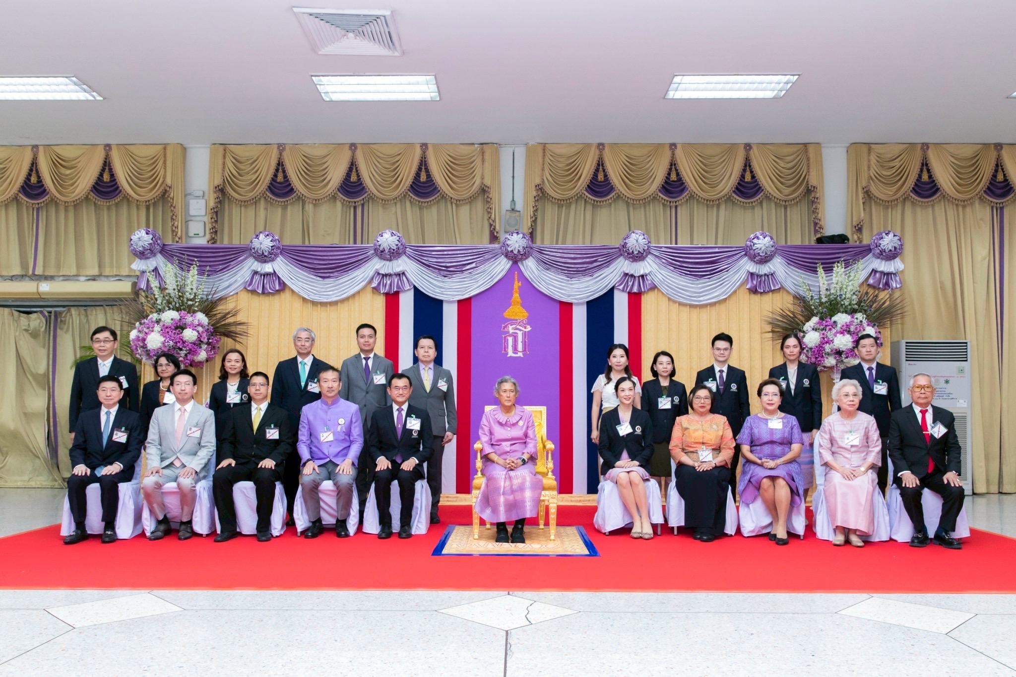 สมเด็จพระกนิษฐาธิราชเจ้า กรมสมเด็จพระเทพรัตนราชสุดาฯ สยามบรมราชกุมารี ให้ บริษัทบริหารสินทรัพย์ กรุงเทพพาณิชย์ จำกัด (มหาชน) เข้ารับพระราชทานของที่ระลึกผู้บริจาคเงินกองทุนห้องผ่าตัดศิริราช