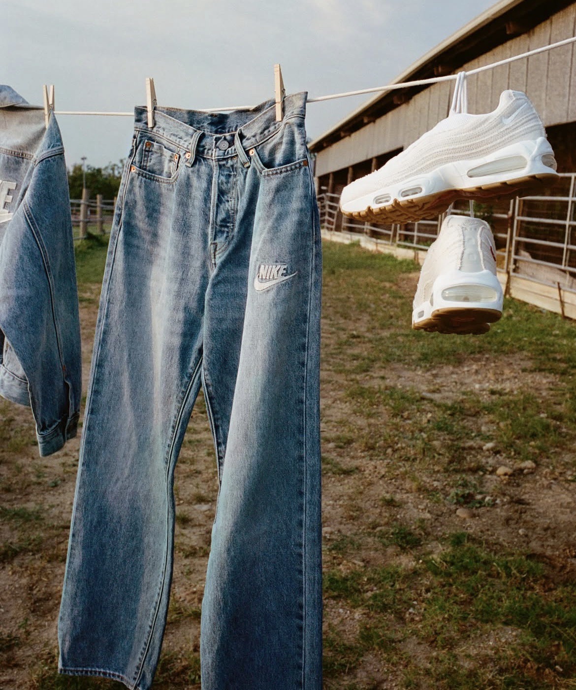 กลับมาแล้ว…กับสองตำนาน Levi’s® X Nike เมื่อไอคอนแห่งวงการยีนส์อย่าง Levi’s® จับมือกับ Nike ผู้สร้างตำนาน Air Max 95 มารังสรรค์คอลเลกชันใหม่ที่สายสตรีทห้ามพลาด